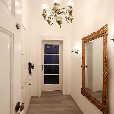 Apartment Papalic Palace